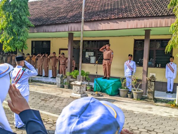 Upacara Bendera Bapak Ahmad Yusuf, S.Pd Jadikan Sekolah Tempat Terbaik untuk Berproses dan Berprestasi
