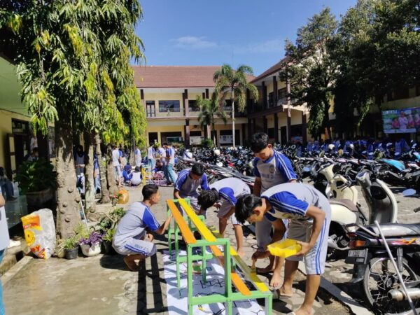 Semangat Gotong Royong Kelas XI, Wujudkan SMAN 2 Tanggul Menjadi Sekolah ASRI dan Nyaman