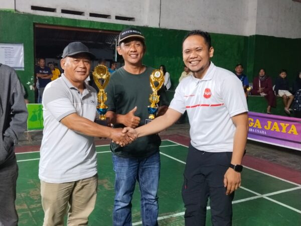 Guru SMAN 2 Tanggul Raih Juara 4 Turnamen Bulu Tangkis pada Turnamen Bulu Tangkis PORAS PG Semboro
