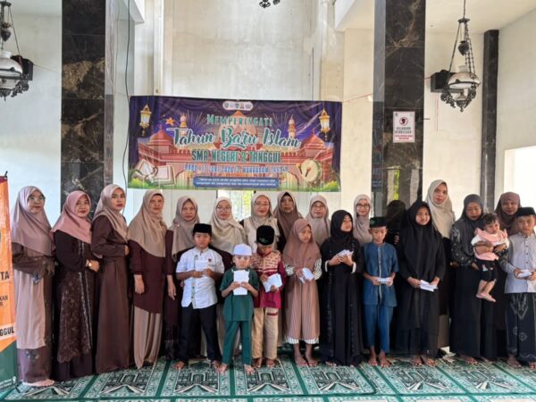Muharram Hebat, Perempuan Peduli: Dharma Wanita Persatuan SMAN 2 Tanggul Tebar Kepedulian untuk Anak Yatim