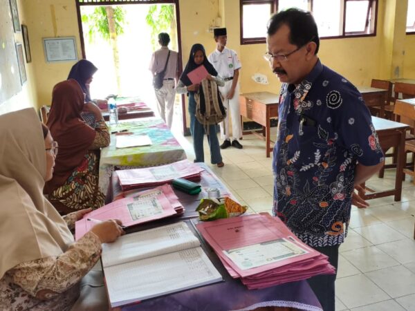 Kepala Sekolah Pantau Langsung Daftar Ulang Tahap 2, Berjalan Lancar dan Tertib