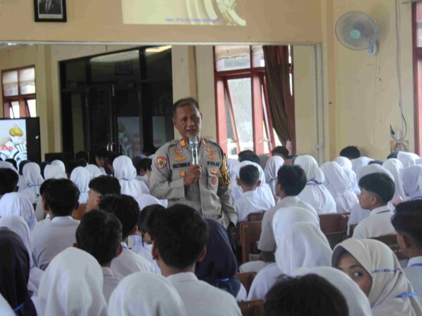 Kapolsek Tanggul Berikan Edukasi Bahaya Narkoba pada MPLS Ramah 2026 di SMAN 2 Tanggul