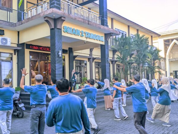 Jumat Sehat SMAN 2 Tanggul: Senam, Gowes, Panen Lele Organik dan Aksi Bersih untuk Sekolah yang Sehat dan Asri