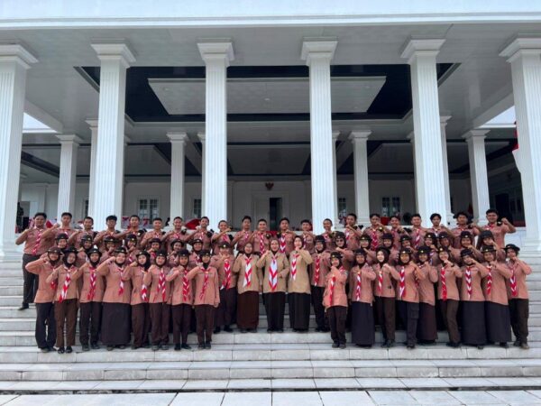 Semangat Pramuka Produktif! 60 Siswa SMAN 2 Tanggul Ikuti Panen Raya Tebu Kwarda Jawa Timur di Padepokan H. Arum Sabil
