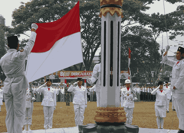 Mantapkan Langkah di HUT ke-81, SMAN 2 Tanggul Tunjukkan Partisipasi Aktifnya dalam Upacara Bendera di Alun-Alun Tanggul!