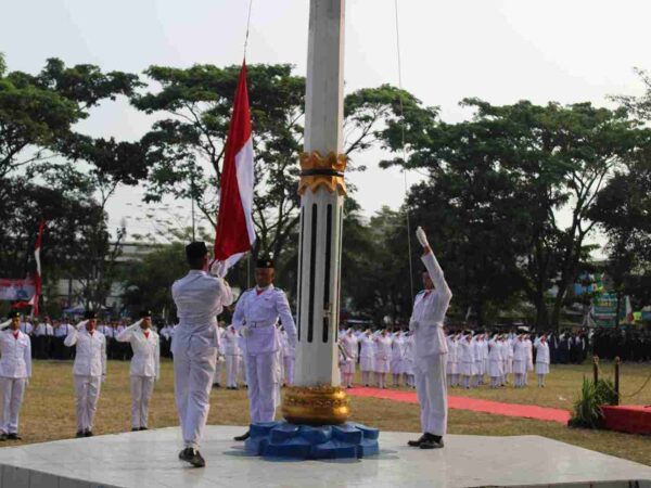 Melanjutkan Partisipasinya dalam HUT RI ke-81, SMAN 2 Tanggul Ikut Serta Meramaikan Upacara Penurunan Bendera
