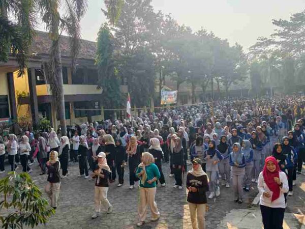 Meriah, Senam Pagi Sebelum Kegiatan Perlombaan di SMAN 2 Tanggul Berlangsung dengan Semangat