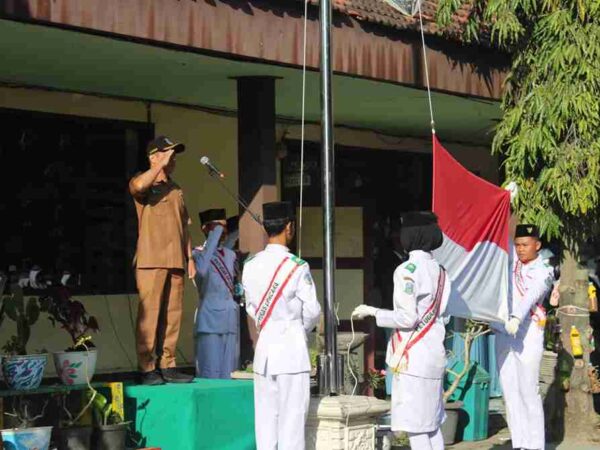 Upacara Bendera SMAN 2 Tanggul bersama Bapak Supriyono, S.Kom Tegaskan Kebersihan Lingkungan Kamar Mandi Sekolah