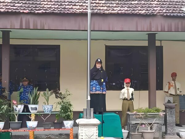 Ungkapkan Rasa Bangga sebagai Warga Negara di HUT RI ke-81, SMAN 2 Tanggul Gelar Upacara Bendera dengan Khidmat!