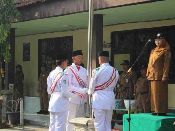 Upacara Bendera SMAN 2 Tanggul Kembali Digelar, Tekankan Tata Krama dan Etika Era Digital oleh Ibu Retno Mayangsari, S.Pd., M.Pd