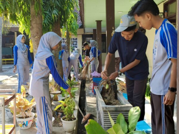 SMA Negeri 2 Tanggul Gelar Jumat Bersih Melalui Aksi Membersihkan dan Menghias Kelas Sambut HUT ke-81 RI