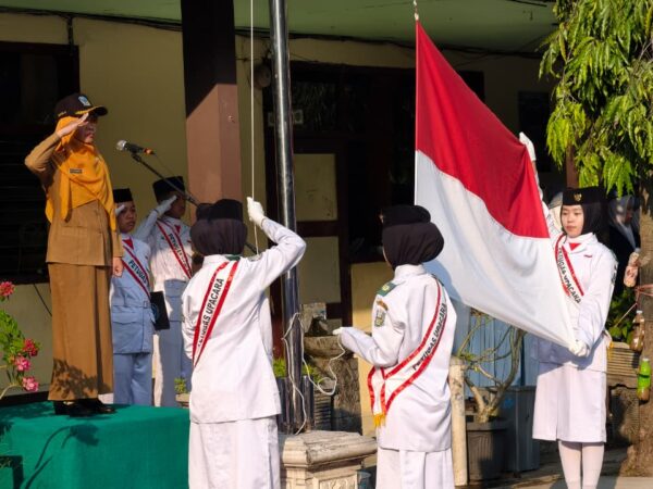 Upacara Bendera SMAN 2 Tanggul Ibu Renita Praharani, S.Si Tekankan Pendidikan Karakter