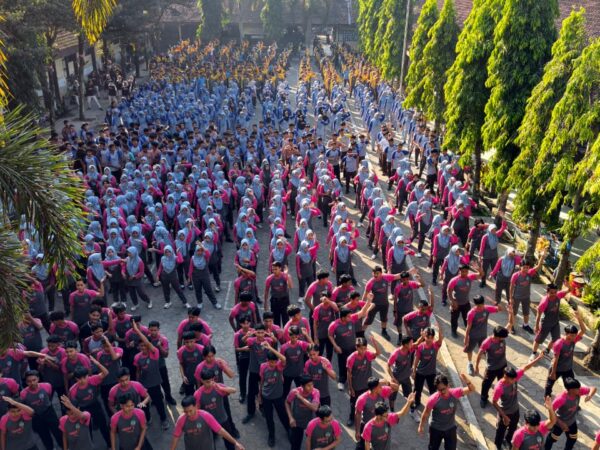 Jumat Sehat dan Berkarakter di SMAN 2 Tanggul: Senam Bersama Jadi Energi Positif Awali Hari