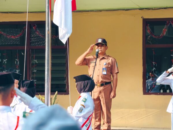 Bapak Budi Setyawan, S.Pd. Tegaskan Disiplin dan Budaya Mutu dalam Upacara Bendera SMAN 2 Tanggul