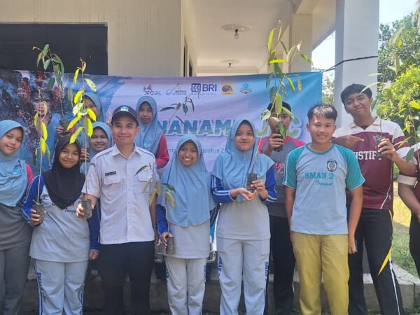 Dukung Gerakan Tanam Pohon, Murid SMAN 2 Tanggul Ikuti Aksi Lingkungan BRI Menanam x JFG di Desa Semboro