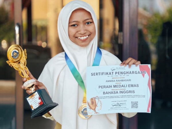 Emas di Panggung Nasional! Annisa Rahmasari XII-J Harumkan Nama SMAN 2 Tanggul di Olimpiade Nasional Indonesia 16