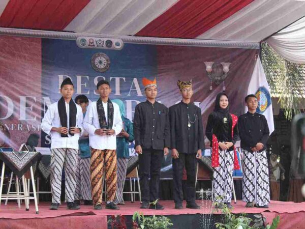 Debat Sengit Menjelang Pemilihan! Calon Ketua dan Wakil Ketua Osis SMA Negeri 2 Tanggul periode 2026/2027 Tampil dengan Argumen Terbaik!