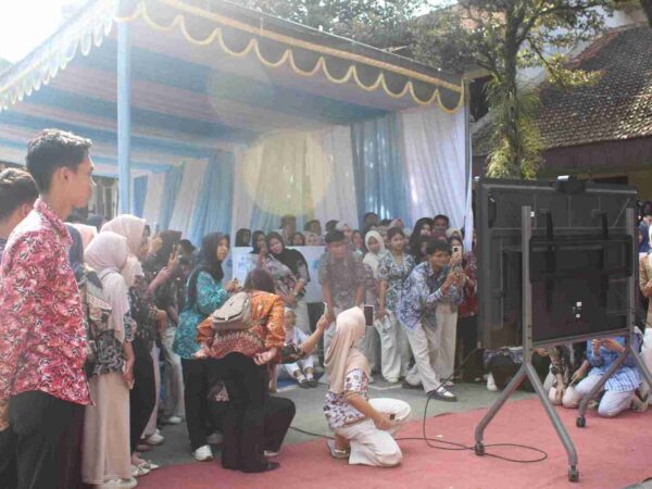 Riuh Tepuk Tangan dan Suasana Haru Warnai Pengumuman Hasil Pemilu SMAN 2 Tanggul, Menentukan Pemimpin Baru OSIS, MPK, dan Angkatan 36!