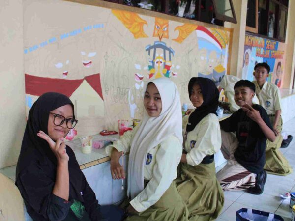 Semangat Berkarya! Seluruh Siswa-Siswi SMAN 2 Tanggul Tuangkan Kreativitas dalam Mural