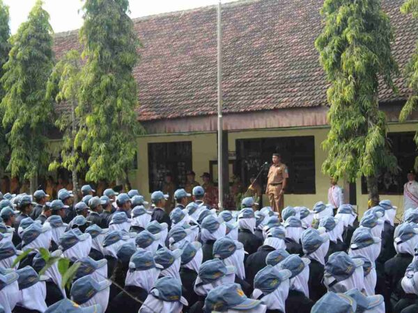 Upacara Bendera SMAN 2 Tanggul: Penanaman Nilai Adab dan Karakter oleh Bapak Ahmad Yusuf, S.Pd.