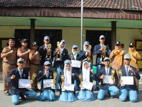 Tiada Hari Tanpa Prestasi! SMAN 2 Tanggul Apresiasi Para Juara dan Ajak Siswa Terus Berkarya