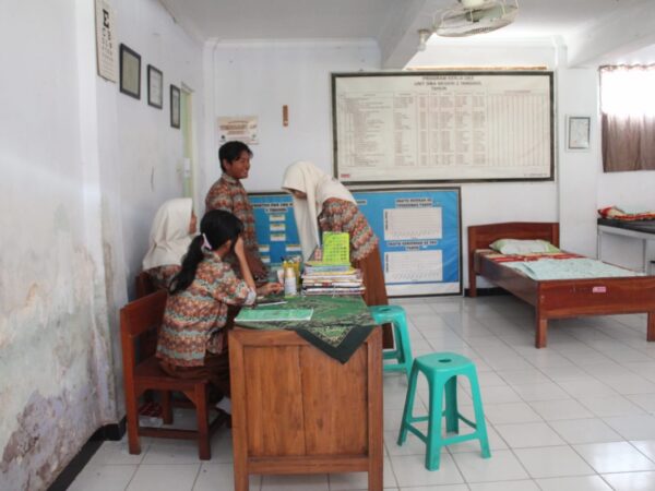 Piket Rutin PMR Tingkat Wira SMA Negeri 2 Tanggul, Wujud Nyata Semangat Hari Palang Merah Indonesia