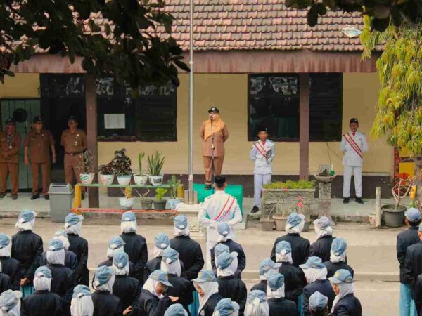 Berlangsung Lancar, Pengurus OSIS Periode 2026/2027 Berhasil Jalankan Upacara Bendera Rutin dengan Khidmat!