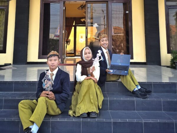 Tim Arunadata SMAN 2 Tanggul Raih Juara 1 FOODTECH Poster Competition 2026 UNEJ