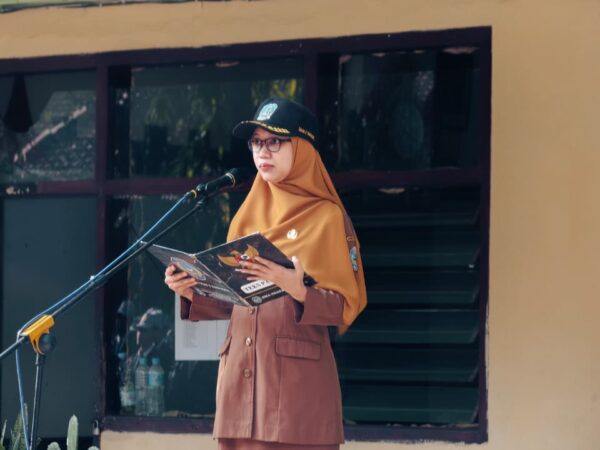 Upacara Bendera Penuh Inspirasi, Ibu Ardhina Okta N, S.Pd, Bukan Sekedar Kuat, tetapi Mampu Bertahan dan Beradaptasi