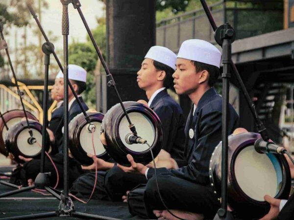 Penuh Rasa Bangga! Tim Hadroh SMAN 2 TANGGUL Tampil Penuh Kemeriahan dalam Ajang Festival Hadroh Nusantara di Alun-Alun Jember!
