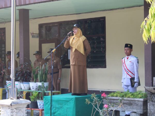 Upacara Bendera Rutin, Ibu Eri Sutatik, S.Pd Tegaskan Kedisiplinan Siswa Dapat Dimulai dari Hal-Hal Kecil