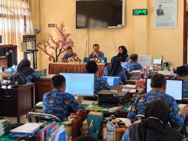 Rapat Koordinasi dan Pembinaan, Kepala SMAN 2 Tanggul Sampaikan Apresiasi dan Penguatan Program Sekolah